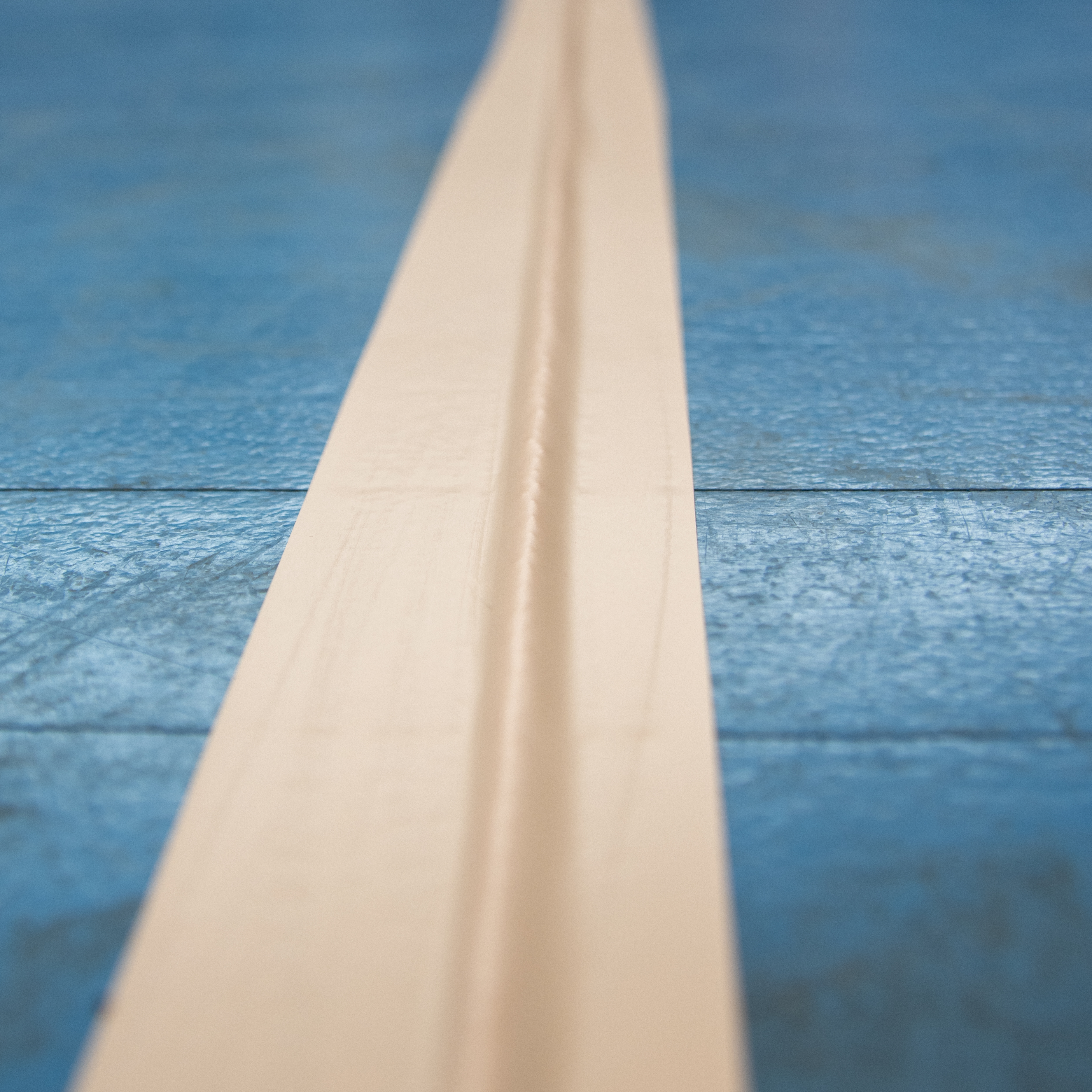 Kuvassa maalipallokentän rajaviiva, jonka alla on naru.